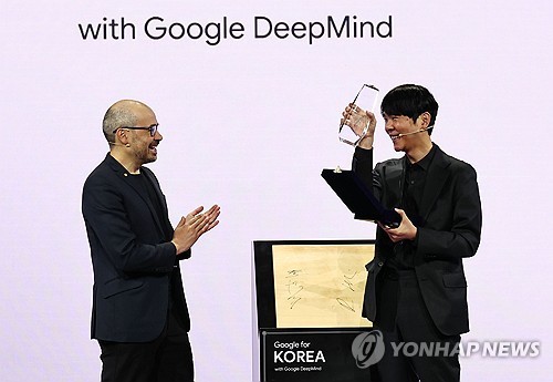 데미스 허사비스로부터 감사패 받는 이세돌 (서울=연합뉴스) 김인철 기자 = 29일 서울 중구 웨스틴 조선호텔에서 열린 구글 포 코리아 2026에서 데미스 허사비스 구글 딥마인드 최고경영자(CEO)로부터 감사패를 전