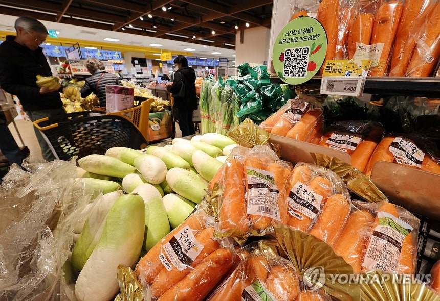 대형마트 농산물 코너 (서울=연합뉴스) 이재희 기자 = 6일 서울의 한 대형마트에서 시민들이 장을 보고 있다.2026.3.6 