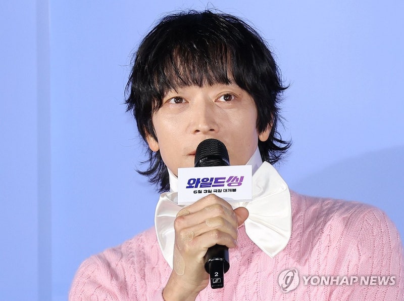 아이돌 리더 된 강동원 "묘한 웃음 드리려고 직접 헤드스핀"