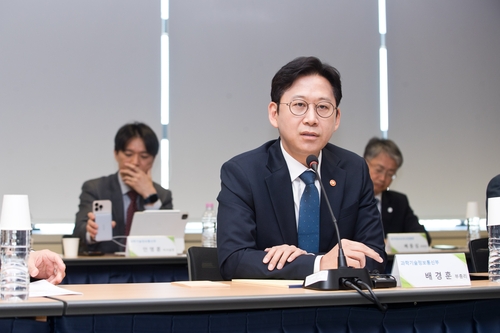 빅테크 AI기업 사이버보안 프로젝트 관련 전문가 간담회
배경훈 부총리 겸 과학기술정보통신부 장관이 8일 오전 서울 종로구 광화문교보빌딩 국가과학기술자문회의 대회의실에서 열린 '빅테크 AI기업 사이버보안 프로젝트 관련