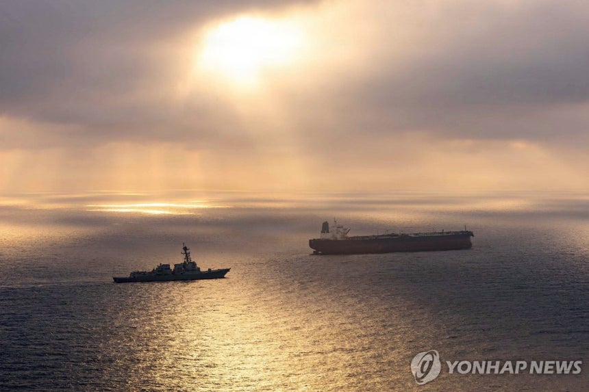 미 해군이 공개한 지난 4월 이란 항구로 향하던 이란 국적 유조선 허비호의 이동을 미군 구축함 USS 라파엘 페랄타(DDG 115)가 막는 모습 [AFP=연합뉴스.재판매 및 DB 금지.(Photo by US 