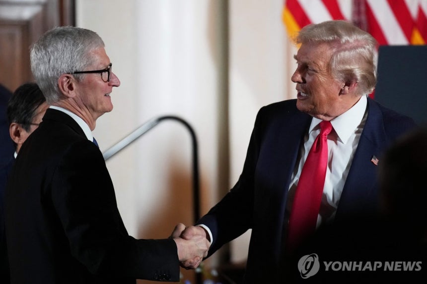 악수하는 팀 쿡과 트럼프 대통령
[Getty Images via AFP=연합뉴스 자료사진]