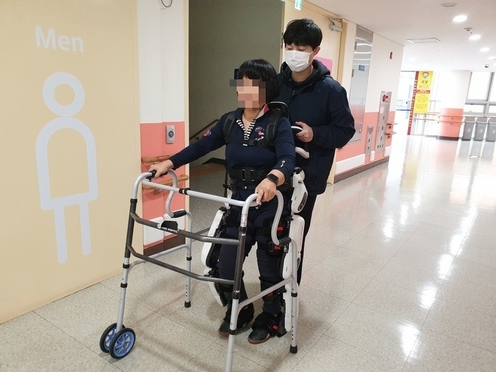 복지관에서 로봇을 활용해 재활 중인 시민 [화성시 제공.재판매 및 DB 금지]