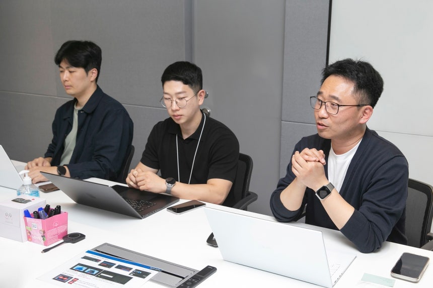 연합뉴스와 인터뷰하고 있는 KT 레드팀
[KT 제공. 재판매 및 DB 금지]