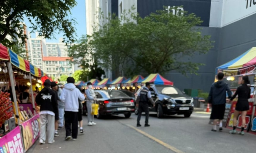 차량 통행과 야시장 인파 겹쳐 북적이는 아파트 야시장
[독자 제공. 재판매 및 DB 금지]