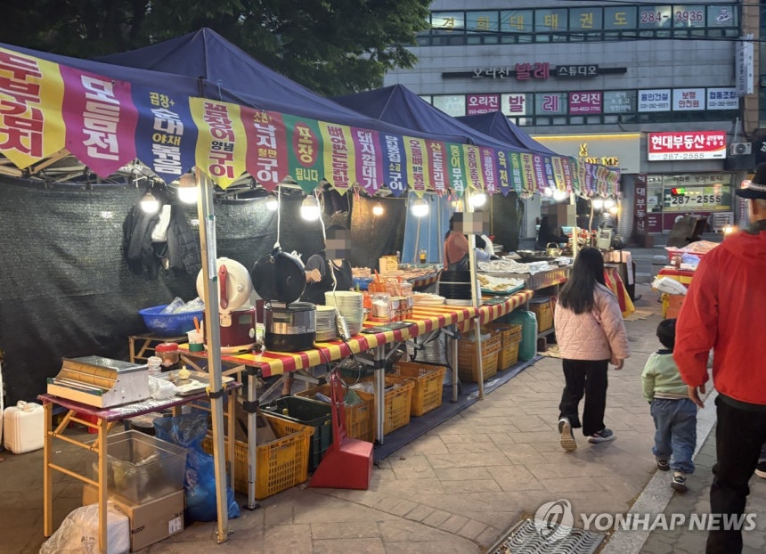 용인시 아파트 야시장
(서울=연합뉴스) 강민지 인턴기자 = 지난달 23일 용인시 기흥구의 한 아파트 야시장. 2026.5.11