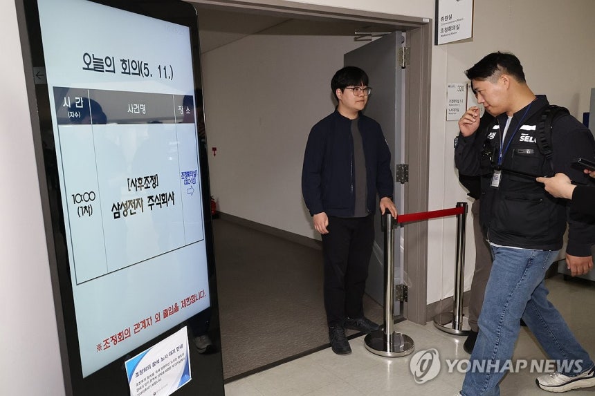 삼성전자 노사 사후조정 돌입 (세종=연합뉴스) 김주성 기자 = 최승호 초기업노동조합 삼성전자 지부 위원장이 11일 정부세종청사 중앙노동위원회 제1조정회의실에서 열리는 사후조정회의에 참석하고 있다.삼성전자