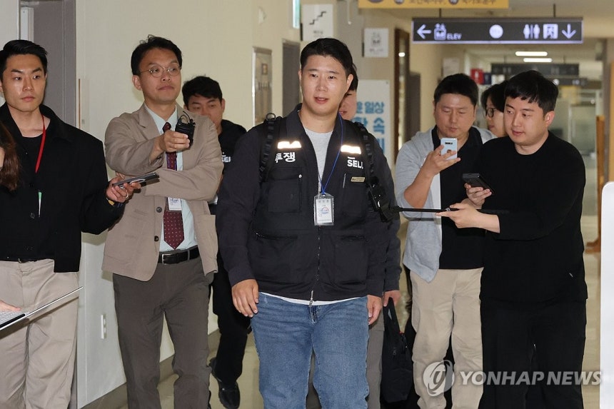 삼성전자 노사 사후조정 돌입 (세종=연합뉴스) 김주성 기자 = 최승호 초기업노동조합 삼성전자 지부 위원장이 11일 정부세종청사 중앙노동위원회 제1조정회의실에서 열리는 사후조정회의에 참석하고 있다.2026.5.11 