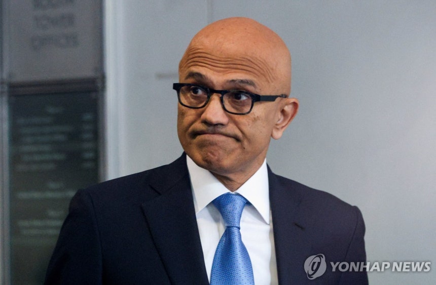 법정 출석하는 사티아 나델라 MS CEO 사티아 나델라 마이크로소프트(MS) 최고경영자(CEO)가 일론 머스크 테슬라 CEO의 소송 제기로 11일(현지시간) 미국 캘리포니아 북부연방지법 오클랜드지원에서 열린 재판에 
