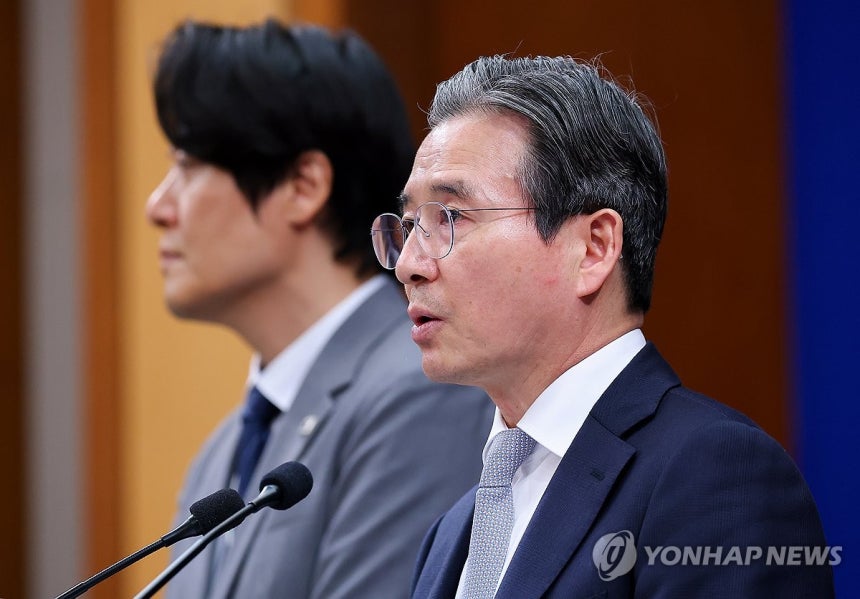 브리핑하는 김용범 정책실장<br>(서울=연합뉴스) 김도훈 기자 = 김용범 정책실장이 27일 청와대 춘추관에서 이날 열린 이재명 대통령과 데미스 허사비스 구글 딥마인드 최고경영자(CEO) 면담 관련 브리핑을 하고 있다.<br> 