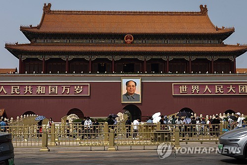 베이징 톈안먼 광장 (베이징 EPA=연합뉴스) 도널드 트럼프 미국 대통령의 방중을 앞둔 2026년 5월 13일 베이징 톈안먼 광장에 사람들이 오가고 있다.(EPA/JESSICA LEE) 2026.5.13.