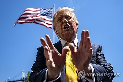 도널드 트럼프 미국 대통령 (백악관 풀기자단 워싱턴DC EPA=연합뉴스) 도널드 트럼프 미국 대통령이 중국 방문을 위해 출발하기 전에 2026년 5월 12일 백악관에서 기자들에게 얘기하고 있다.(EPA/BONNIE