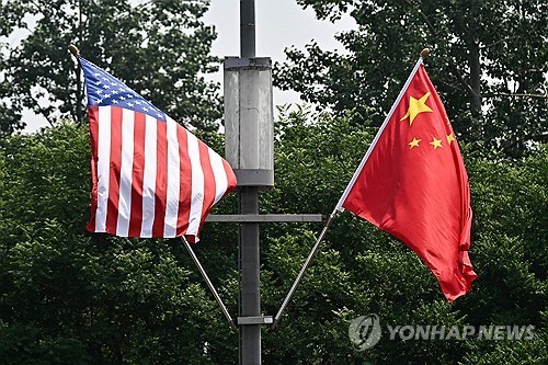 중국 고속도로에 내결린 성조기와 오성홍기 (AFP=연합뉴스) 도널드 트럼프 미국 대통령의 중국 방문을 앞두고 2026년 5월 13일 중국의 한 고속도로에 미국 국기인 성조기와 중국 국기인 오성홍기가 함께 걸려 있다.