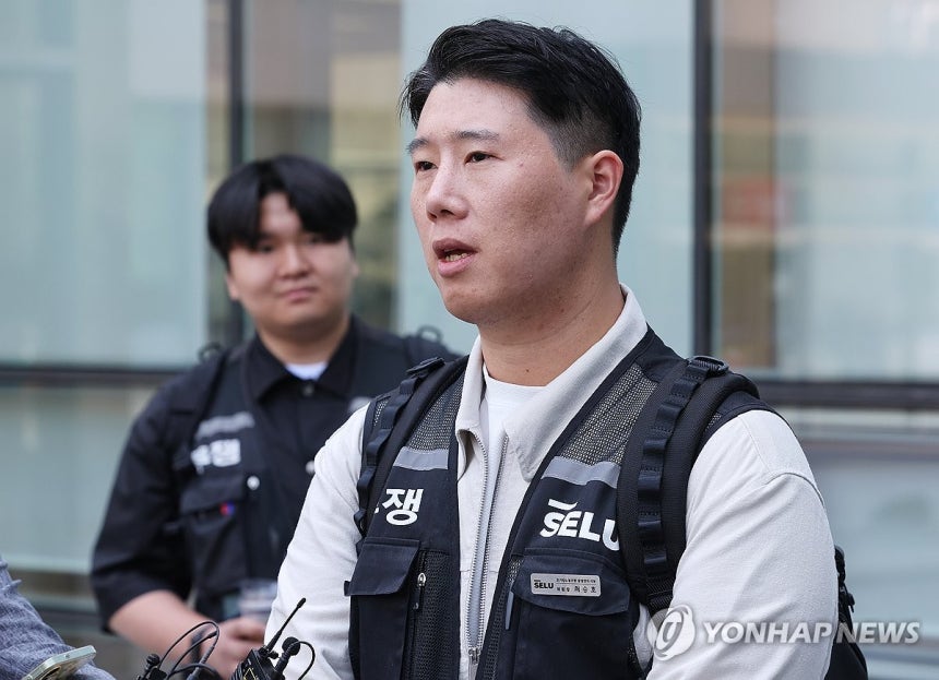 위법 쟁의행위 금지 가처분 신청 심문 마친 최승호 위원장 (수원=연합뉴스) 홍기원 기자 = 최승호 초기업노조 삼성전자지부 위원장이 13일 경기도 수원시 영통구 수원지방법원에서 열린 삼성전자가 노조를 상대로 제기한 위