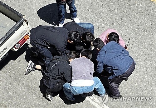 긴급 체포되는 여고생 살인 혐의 피의자
(광주=연합뉴스) 지난 5일 오전 광주 광산구 월계동 한 도로에서 살인 혐의 등을 받는 20대 피의자 장모 씨를 경찰이 긴급 체포하고 있다. 2026.5.14 [독자 제공. 재