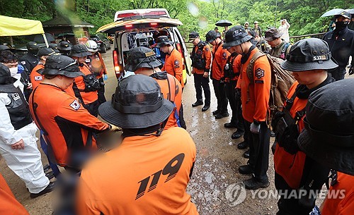 주왕산 실종 초등생 구조 나섰던 소방구조대원들의 묵념
(청송=연합뉴스) 윤관식 기자 = 실종된 초등학생이 숨진 채 발견된 지난 12일 경북 청송군 주왕산국립공원에서 소방 구조대가 구조 완료와 동시에 묵념하고 있다.