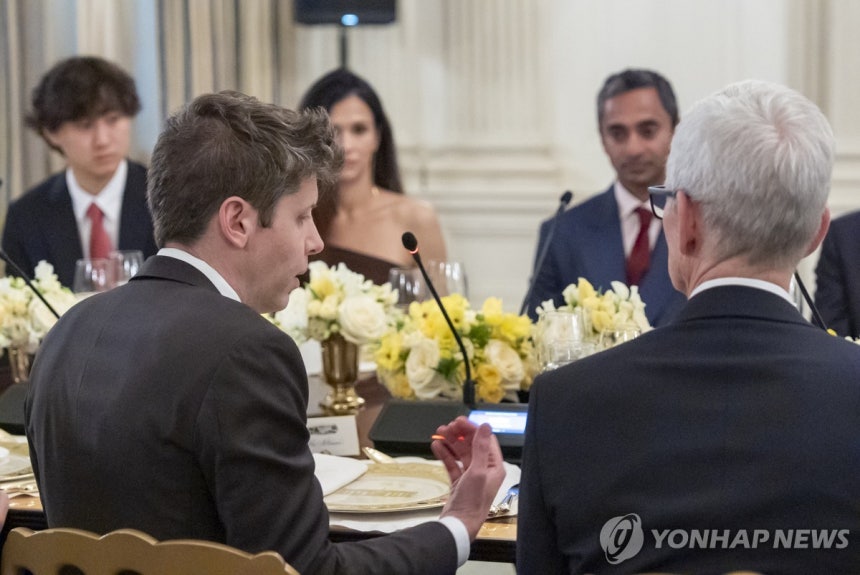 샘 올트먼 오픈AI CEO와 팀 쿡 애플 CEO
[AP=연합뉴스 자료사진]