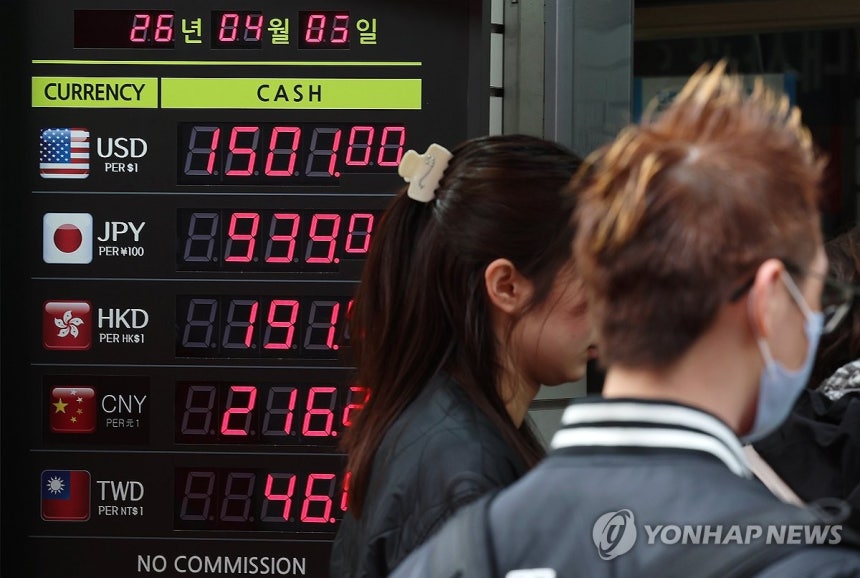지난달 외환거래 역대 최대 기록<br>(서울=연합뉴스) 김주형 기자 = 지난 달 중동 전쟁 여파로 환율이 하루 평균 11원 넘게 널뛰면서 외환 시장 거래량이 역대 최대를 기록한 것으로 나타났다.<br>    5일 연합인포맥스에