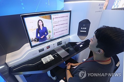 '병원 업무도 AI 서비스로 편리하게' (서울=연합뉴스) 진연수 기자 = 17일 서울 강남구 코엑스에서 열린 2025 국제 병원의료산업 박람회에서 관람객이 병원 업무 관련 AI 스마트 데스크를 체험하고 있다.20