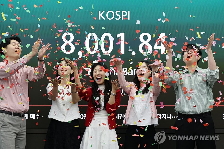 꿈의 코스피 8천 (서울=연합뉴스) 윤동진 기자 = 15일 서울 하나은행 본점 딜링룸에서 코스피8000 기념 세리머니가 진행되고 있다.2026.5.15 