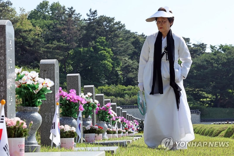 "잊을 수 없는 우리 <b>아저씨</b>"…다시 찾아온 5월 광주의 민주묘지