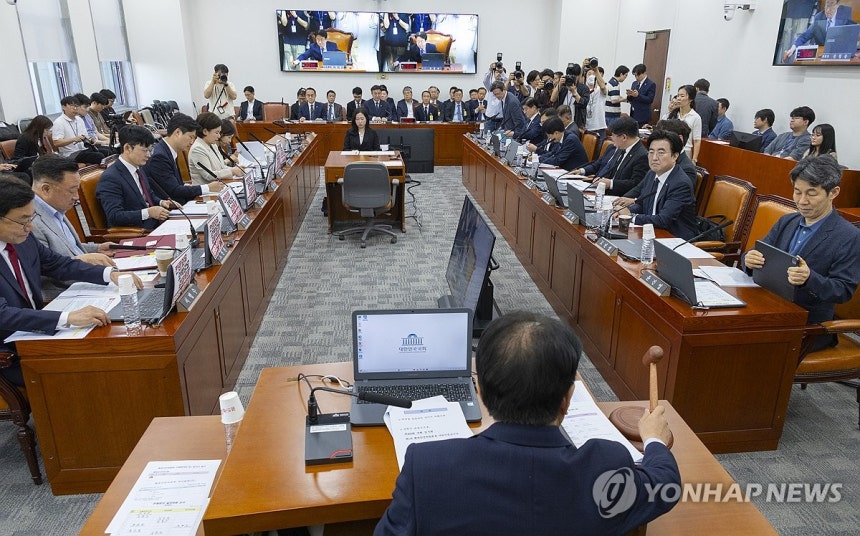 서울시장 선거 대리전장 된 국회 행안위 (서울=연합뉴스) 황광모 기자 = 18일 국회에서 행정안전위원회 전체 회의가 개회되고 있다. 이날 행안위는 GTX-A 노선 삼성역 철근 누락 사건과 감사의 정원에 대한