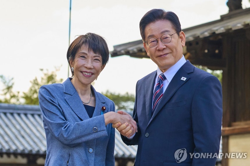호류지 방문한 한일 정상(나라=연합뉴스) 김도훈 기자 = 이재명 대통령과 다카이치 사나에 일본 총리가 14일 일본 나라현 대표 문화유적지인 호류지(법륭사)에서 기념촬영을 하고 있다. 2026.1.14 [공동취재 제