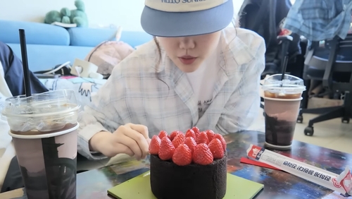 'ISTP가 생일을 보내는 방법' 영상에서 케이크를 자르는 악뮤 이수현
[유튜브 채널 '이수현 Official' 캡처. 재판매 및 DB 금지]