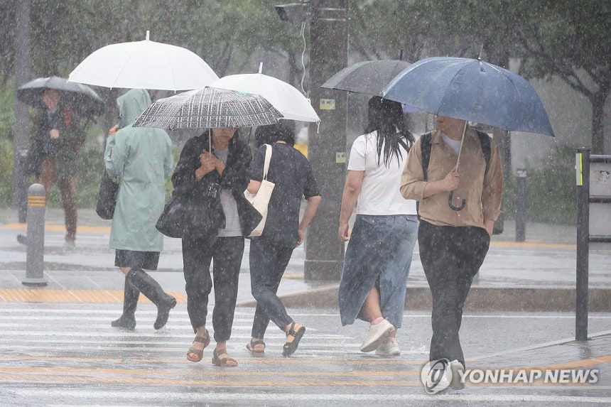 광화문광장 인근서 우산을 쓴 시민들 [연합뉴스 자료사진]