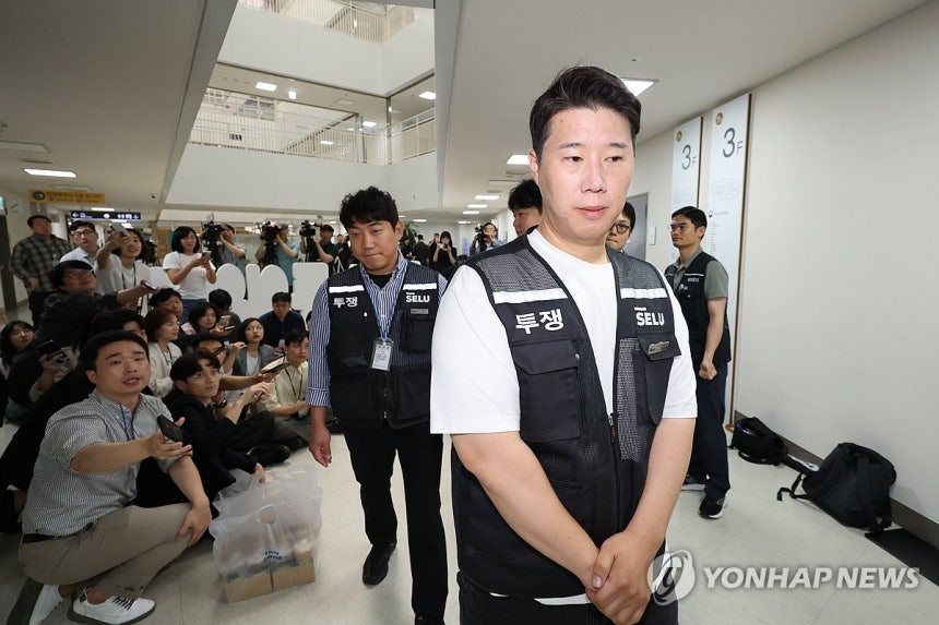 3차 사후조정 들어가는 최승호 노조위원장 (세종=연합뉴스) 김주성 기자 = 삼성그룹 초기업노동조합 삼성전자지부 최승호 위원장이 20일 정부세종청사 중앙노동위원회에서 열리는 3차 사후조정 회의에 앞서 취재진에게 입장을