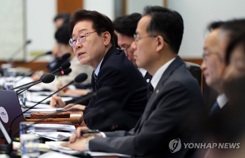 발언하는 이재명 대통령 (서울=연합뉴스) 김도훈 기자 = 이재명 대통령이 20일 청와대에서 열린 국무회의 겸 비상경제점검회의에서 발언하고 있다. 2026.5.20 superdoo82@yna.co.kr