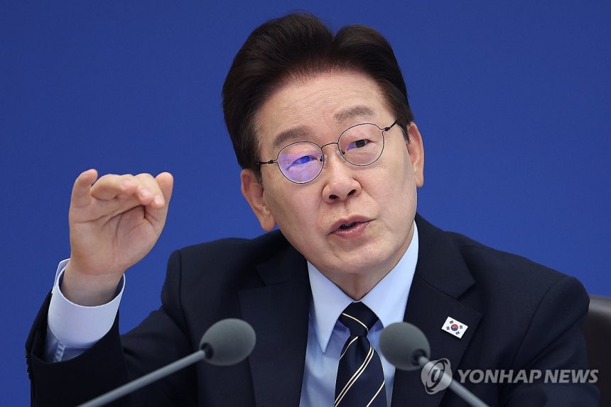 발언하는 이재명 대통령 (서울=연합뉴스) 김도훈 기자 = 이재명 대통령이 20일 청와대에서 열린 국무회의 겸 비상경제점검회의에서 발언하고 있다. 2026.5.20 superdoo82@yna.co.kr