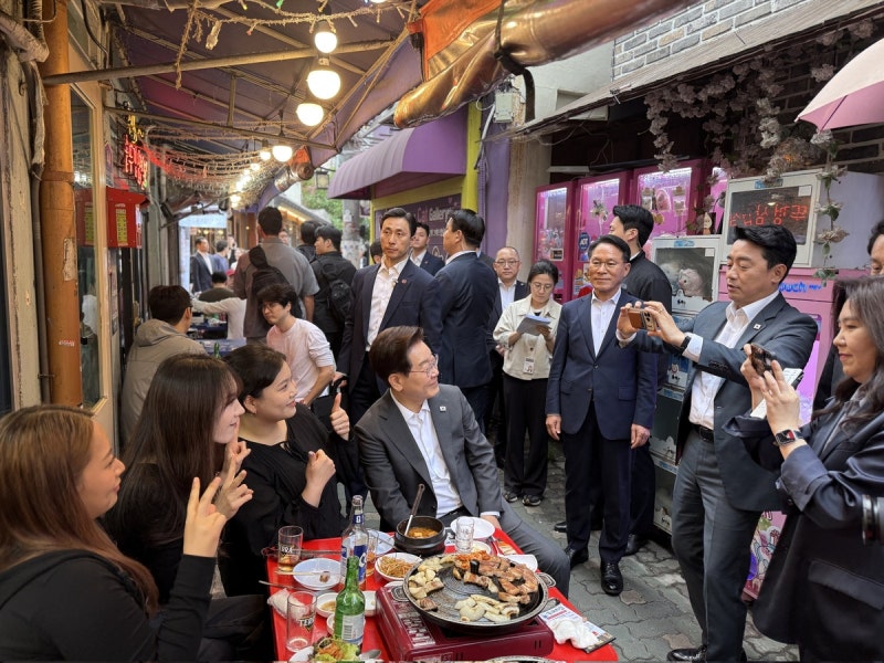 李대통령, 익선동 야장 깜짝방문…카페서 "거기 커피는 아니죠?"