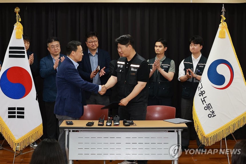 삼성전자 임금협상 잠정 합의 (수원=연합뉴스) 홍기원 기자 = 20일 경기도 수원시 장안구 경기고용노동청에서 열린 삼성전자 임금협상을 마친 후 여명구 삼성전자 DS(디바이스솔루션·반도체 사업 담당) 피플팀장과 최승호