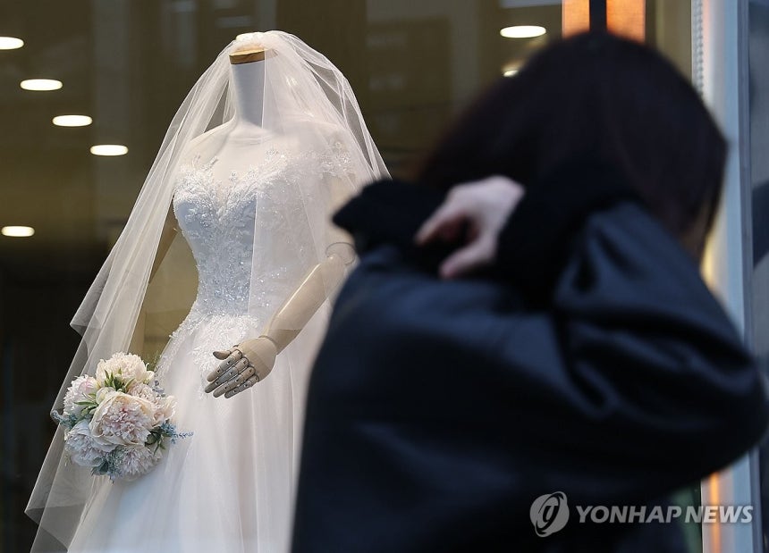 서울 마포구 아현동 웨딩거리에 전시된 웨딩드레스 [연합뉴스 자료사진]