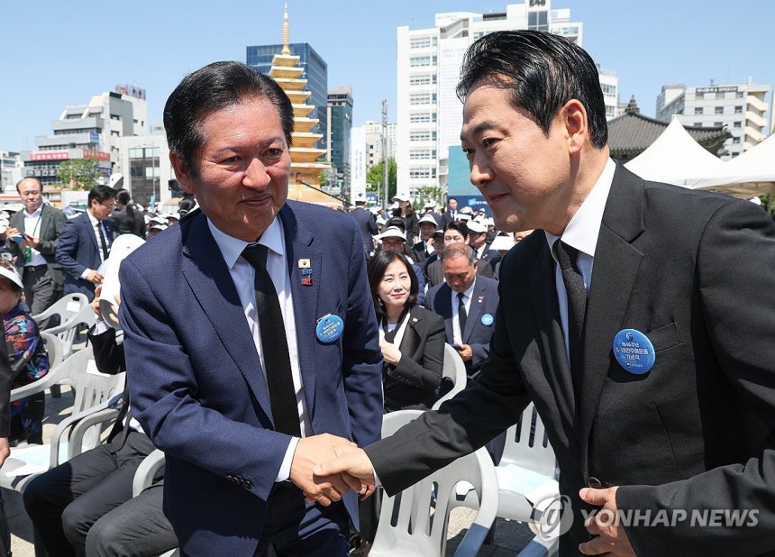 정청래 대표와 장동혁 대표
(광주=연합뉴스) 김도훈 기자 = 더불어민주당 정청래 대표와 국민의힘 장동혁 대표가 18일 광주 5·18 민주광장에서 열린 제46주년 5·18 민주화운동 기념식에서 악수하고 있다. 2026