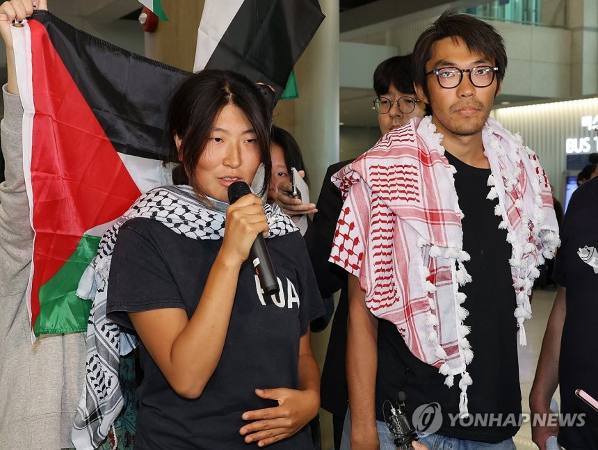 인천공항 도착한 김아현, 김동현씨 (영종도=연합뉴스) 최재구 기자 = 가자지구행 구호선에 탑승했다가 이스라엘군에 나포됐던 활동가 김아현씨와 김동현씨가 22일 인천국제공항에 도착해 취재진의 질문에 답하고 있다. 202
