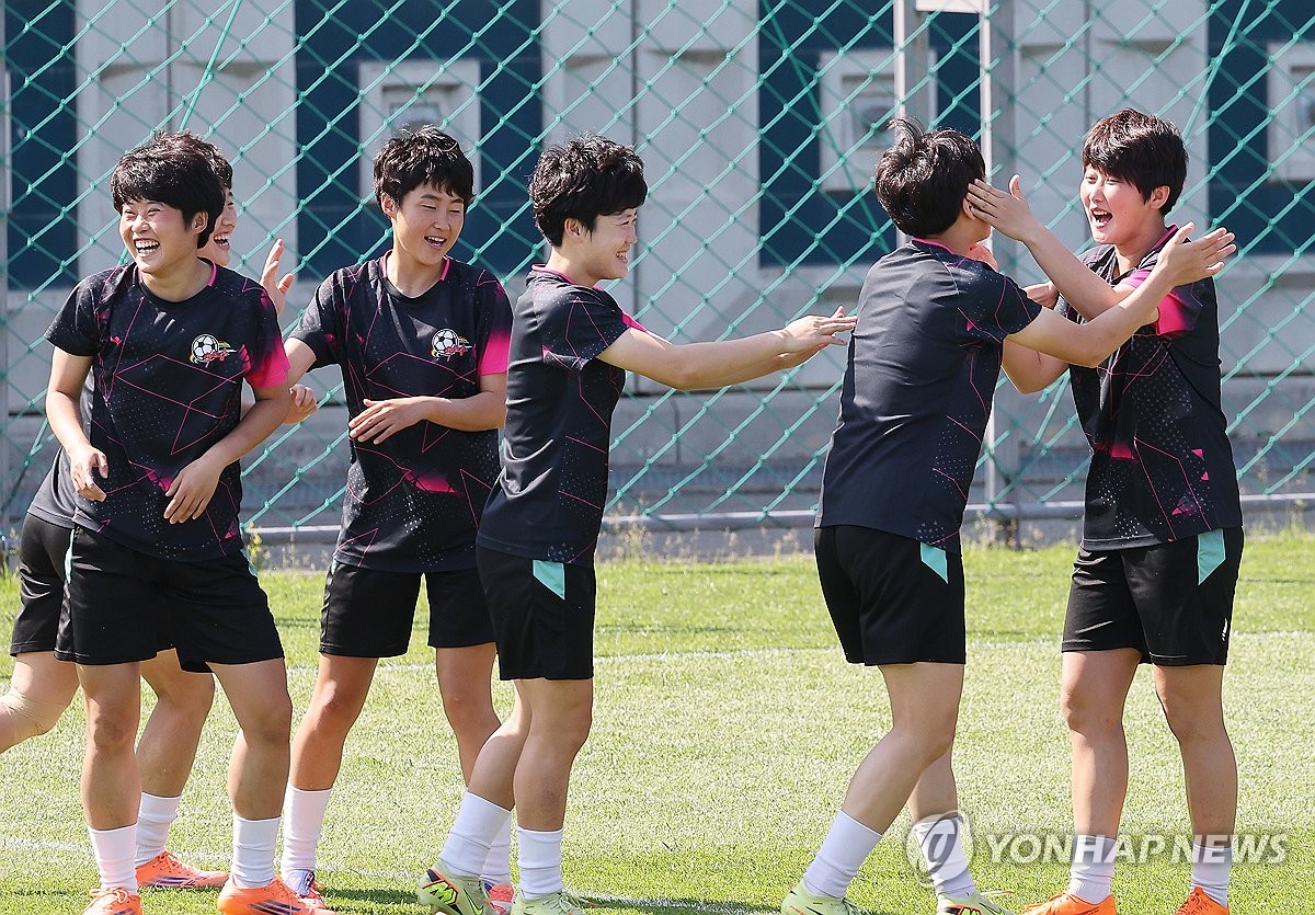 <b>내고향여자축구단</b>, 훈련은 즐겁게