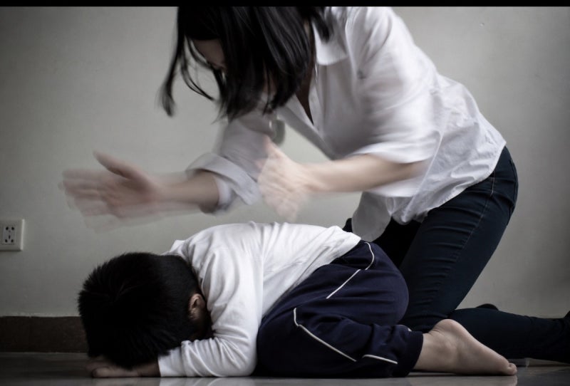 왼손잡이라서 때리고 생마늘을? 어느 보육원의 끔찍한 학대