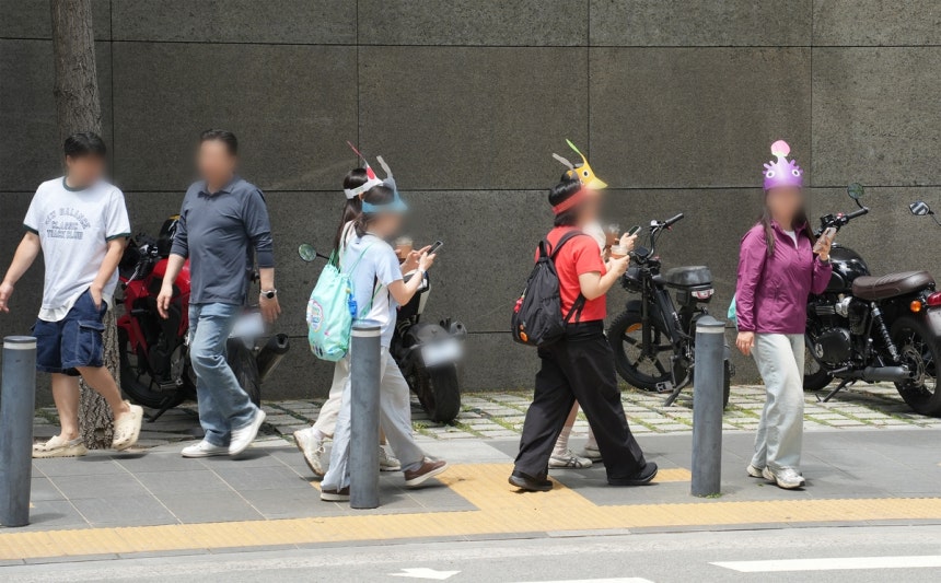 꽃 심으러 뚜벅뚜벅
(서울=연합뉴스) 김주환 기자 = 23일 서울 영등포구 여의도 IFC몰 인근에서 나이언틱의 GPS 기반 모바일 산책 게임 '피크민 블룸' 오프라인 행사 '피크민 블룸 저니 2026' 행사에