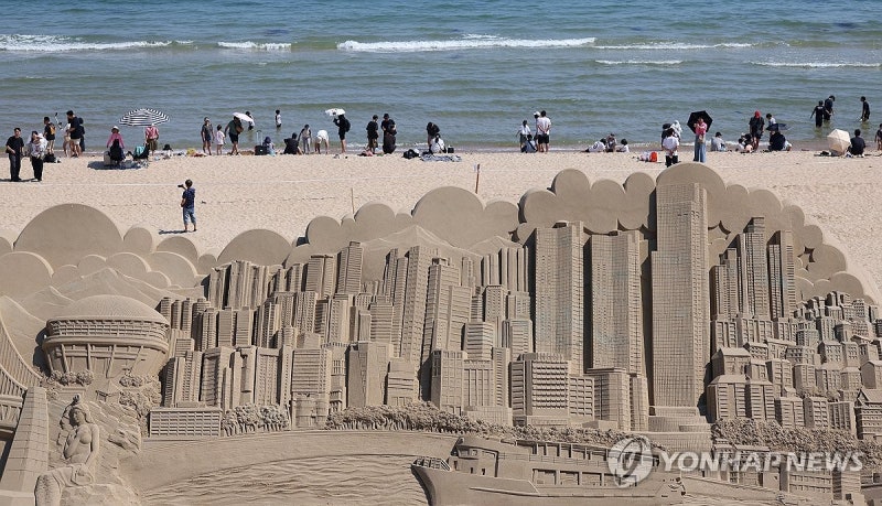 해운대 모래축제 해녀상 부순 70대 남성 경찰조사