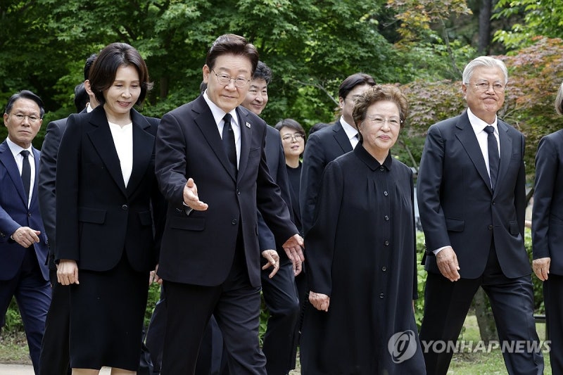 李대통령, 봉하마을서 노무현 前대통령 <b>추도식 참석</b>