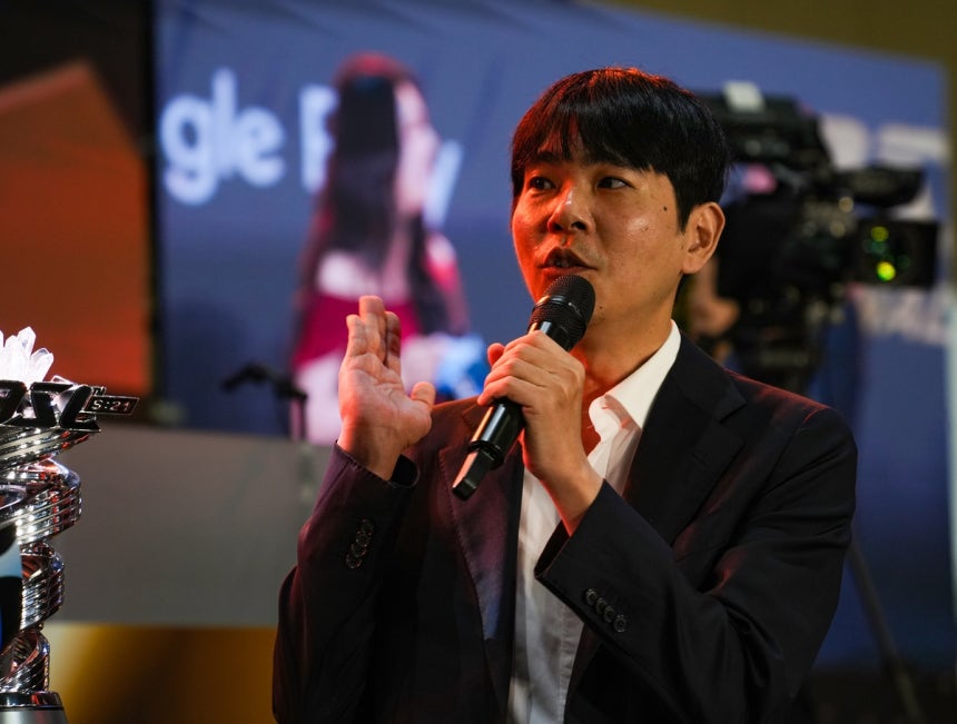 이세돌 9단, 스타크래프트 결승전 깜짝 등장
(고양=연합뉴스) 김주환 기자 = 프로바둑 이세돌 9단이 24일 SOOP이 주최한 '스타크래프트 리마스터' 대회 ASL 시즌21 결승전 현장 무대에서 팬들에게 인사