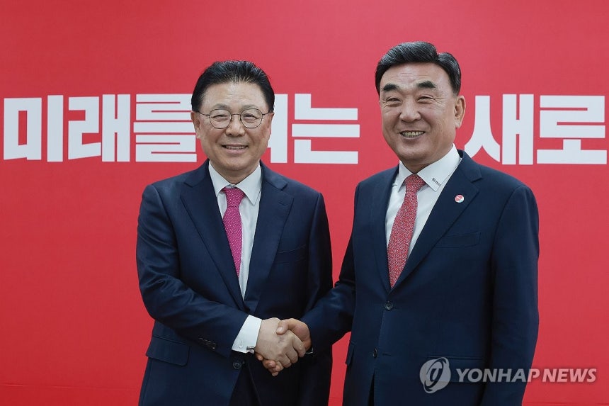 지난 3월 12일 서울 영등포구 여의도 국민의힘 중앙당사에서 열린 광역단체장 후보 면접에 앞서 6·3 지방선거 울산시장에 도전하는 김두겸 울산시장(오른쪽)과 박맹우 전 울산시장이 기념 촬영하고 있다. [연합뉴스 자