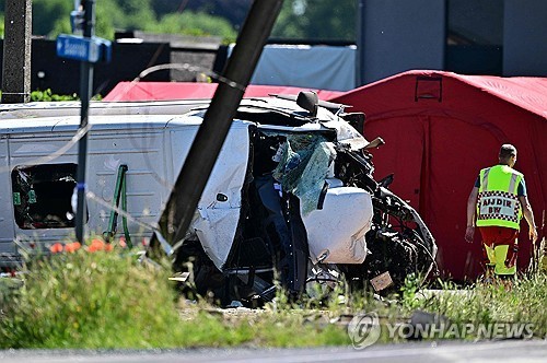 26일 벨기에 부헨하우트 철도 건널목에서 발생한 스쿨버스-열차 충돌 사고 [AFP=연합뉴스.재판매 및 DB 금지] 