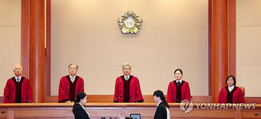 재판정 들어선 헌법재판관들 [연합뉴스 자료사진]