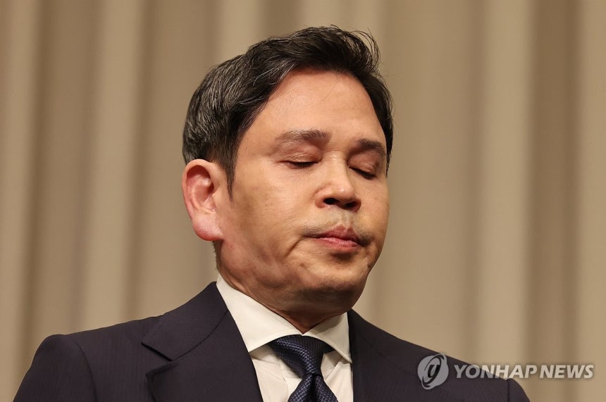굳은 표정의 정용진 회장 (서울=연합뉴스) 서대연 기자 = 정용진 신세계그룹 회장이 26일 서울 강남구 조선팰리스 호텔에서 스타벅스의