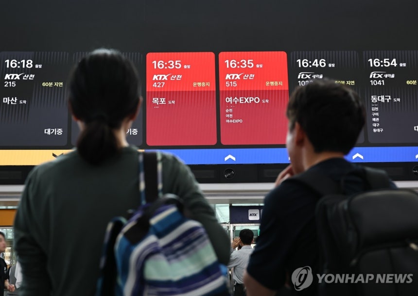 서소문 고가차도 붕괴로 일부 열차 운행 중단
(서울=연합뉴스) 김인철 기자 = 26일 서울 서대문구 서소문 고가차도 붕괴 사고로 인해 서울역 대합실 전광판에 운행이 중단된 열차 정보가 표시되고 있다. 2026.5.2