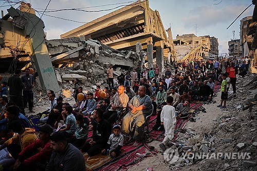 전쟁의 폐허 속에서 최대 명절 중 하나인 희생제(이드 알아드하)를 맞은 가자 주민들 [AP=연합뉴스.재판매 및 DB 금지]
