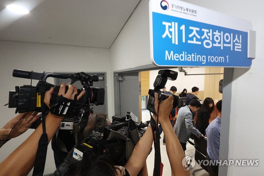 카카오 노사 2차 조정회의
(수원=연합뉴스) 홍기원 기자 = 27일 경기 수원시 경기지방노동위원회에서 열린 카카오 노사 2차 조정회의에 참석자들이 입장하고 있다. 2026.5.27 [공동취재] xanadu@yna.c